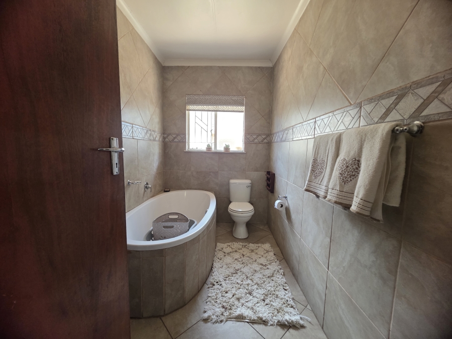 To Let 6 Bedroom Property for Rent in Riebeeckstad Free State